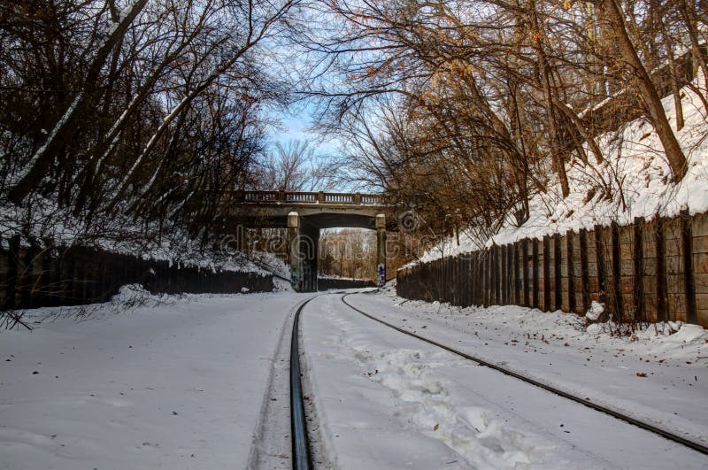 Trilha de estrada de ferro no dia de invernos fotografia de stock Trilha de estrada de ferro no dia de invernos fotografia de stock