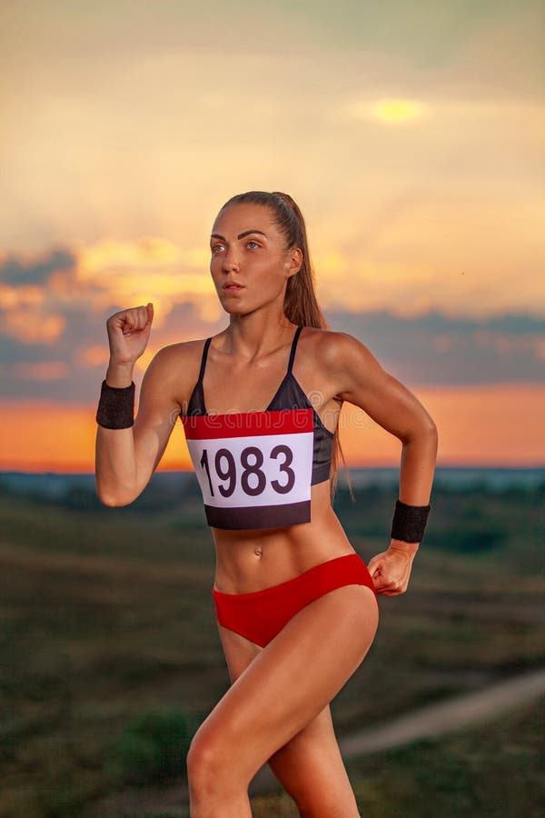 Trilha De Maratona Correndo. Execução De Impressora. Mulher