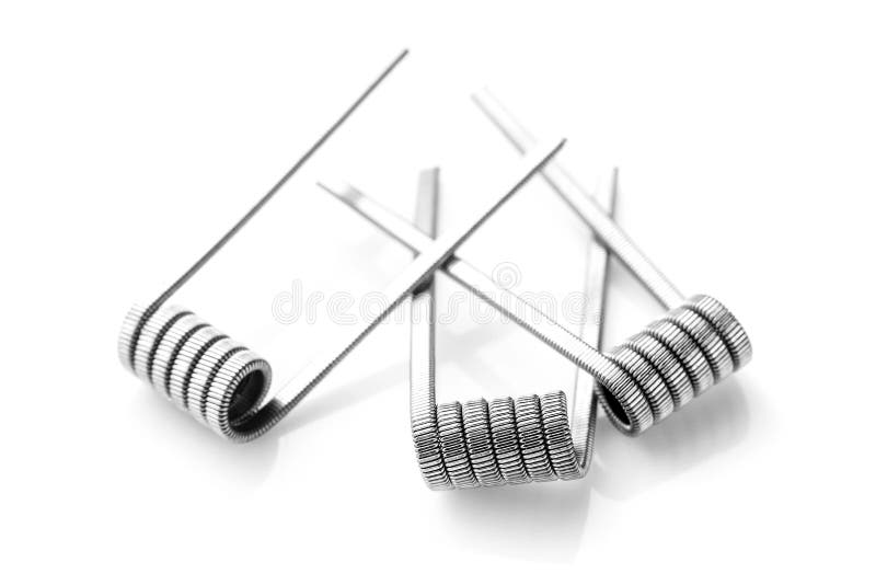 A trilha do tanque bobina vaping em um fundo branco imagem de stock A trilha do tanque bobina vaping em um fundo branco imagem de stock