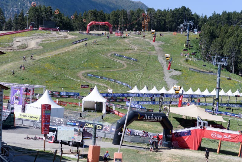 Trilha XCO no CAMPEONATO DO MUNDO 2019 de MERCEDES-BENZ UCI MTB - DHI Vallnord, Andorra em julho de 2019 fotos de stock Trilha XCO no CAMPEONATO DO MUNDO 2019 de MERCEDES-BENZ UCI MTB - DHI Vallnord, Andorra em julho de 2019 fotos de stock