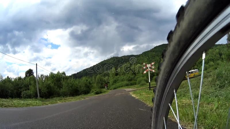 Trilhas de estrada de ferro do cruzamento do motociclista da montanha em Bieszczady, Polônia