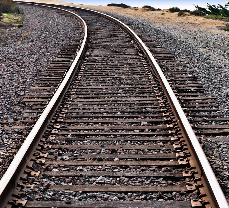 Trilhas do trem em torno de uma curva fotografia de stock Trilhas do trem em torno de uma curva fotografia de stock