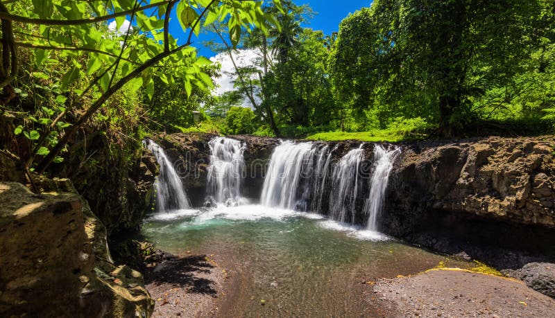 Trillende Togitogiga-dalingen met zwemmend gat op Upolu, Samoa royalty-vrije stock fotografie Trillende Togitogiga-dalingen met zwemmend gat op Upolu, Samoa royalty-vrije stock fotografie