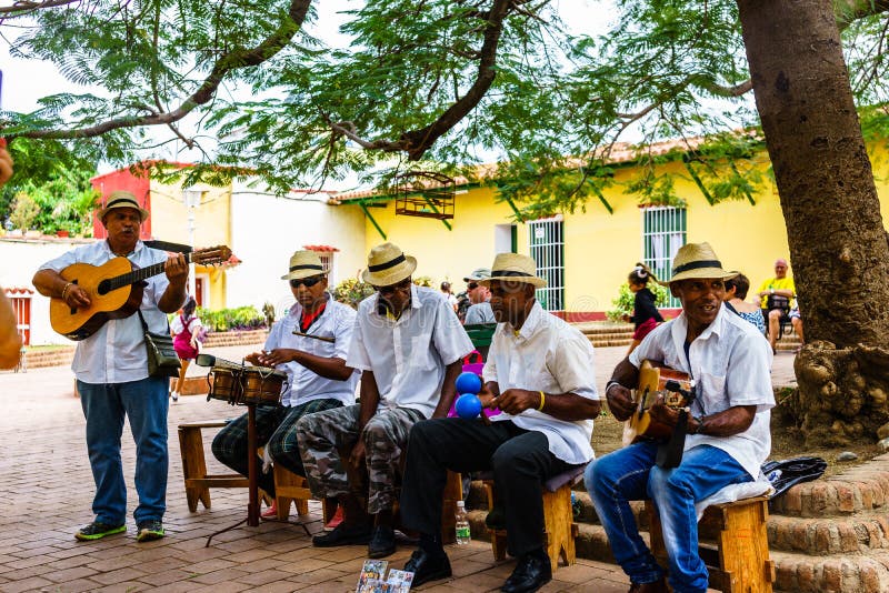 Trinidad, Cuba - 2019 Músicos cubanos tradicionais que jogam músicas para turistas em Trinidad, Cuba imagens de stock royalty free Trinidad, Cuba - 2019 Músicos cubanos tradicionais que jogam músicas para turistas em Trinidad, Cuba imagens de stock royalty free