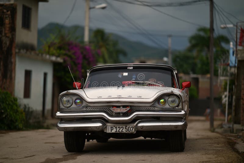 Trinidad, Kuba, am 17. August 2018: Weinleseauto auf der Straße von Trinidad lizenzfreies stockfoto Trinidad, Kuba, am 17. August 2018: Weinleseauto auf der Straße von Trinidad lizenzfreies stockfoto