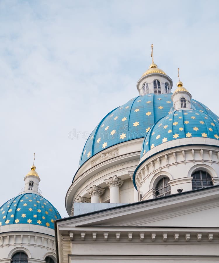 Trinitkatedral med blå domän. architect vasily stasov. stängning på blå kuvert som dekorerats med stjärnor. fotografering för bildbyråer Trinitkatedral med blå domän. architect vasily stasov. stängning på blå kuvert som dekorerats med stjärnor. fotografering för bildbyråer