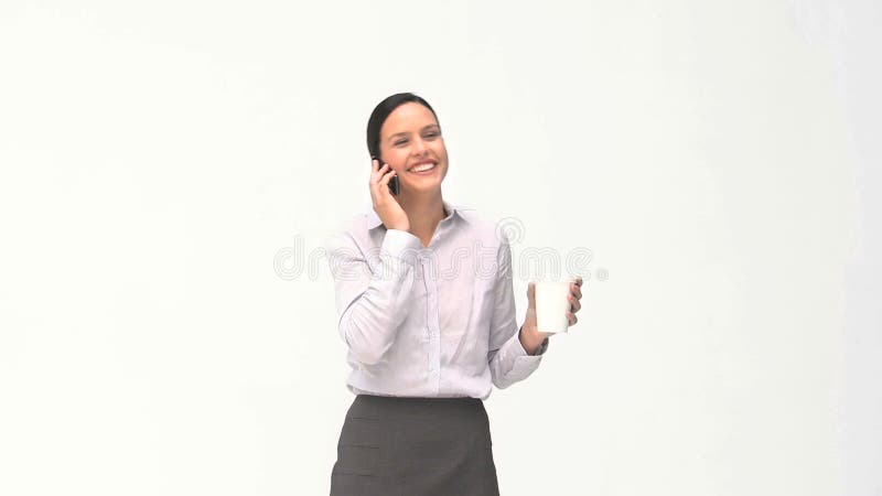 Trinkende Geschäftsfrau, während sie anruft