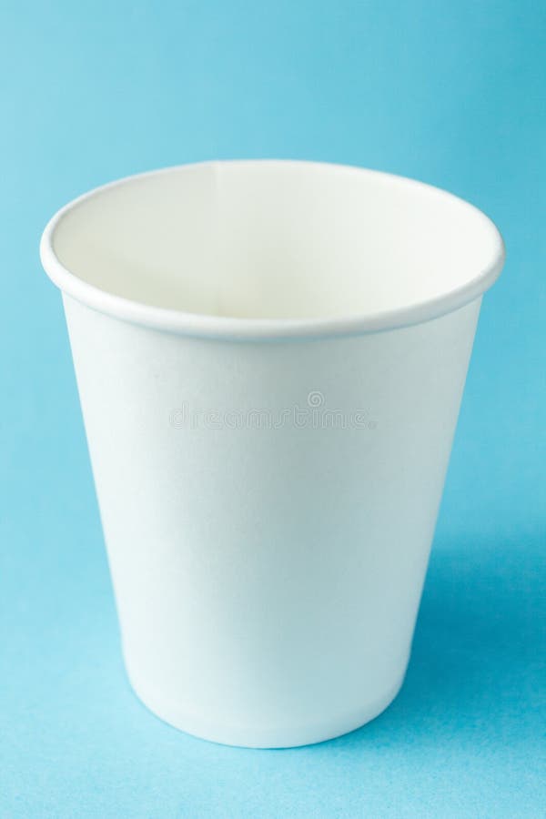 Trinkende Papierzum mitnehmenschale des weißen Kaffees für den heißen Tee, Kaffee und den Saft lokalisiert auf blauem Hintergrund stockbild Trinkende Papierzum mitnehmenschale des weißen Kaffees für den heißen Tee, Kaffee und den Saft lokalisiert auf blauem Hintergrund stockbild