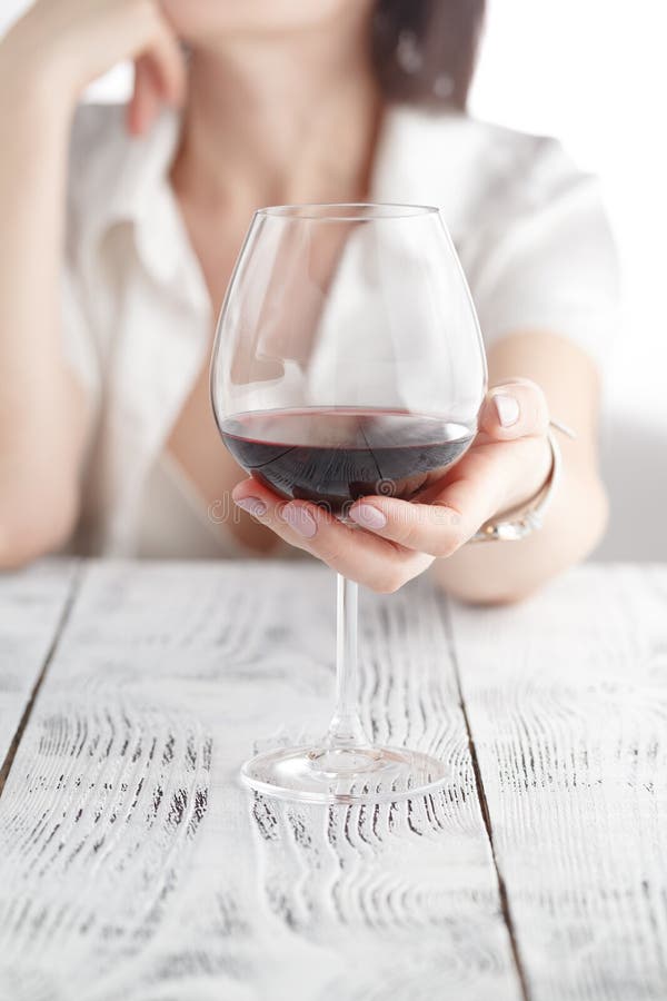 Trinkender Alkohol der Frau auf weißem Hintergrund Fokus auf Weinglas stockbild Trinkender Alkohol der Frau auf weißem Hintergrund Fokus auf Weinglas stockbild
