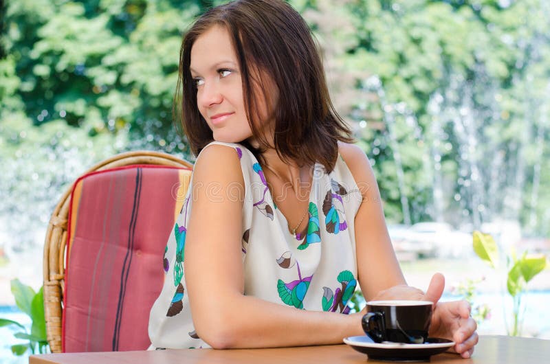 Trinkender Kaffee der Frau draußen stockbild Trinkender Kaffee der Frau draußen stockbild