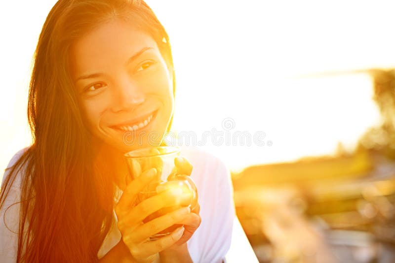Trinkender Kaffee der Frau im Sonnenschein lizenzfreie stockbilder Trinkender Kaffee der Frau im Sonnenschein lizenzfreie stockbilder