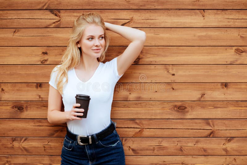 Trinkender Kaffee der schönen Frau stockfotos Trinkender Kaffee der schönen Frau stockfotos