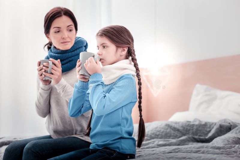 Trinkender Tee der angenehmen Familie zusammen stockbilder Trinkender Tee der angenehmen Familie zusammen stockbilder
