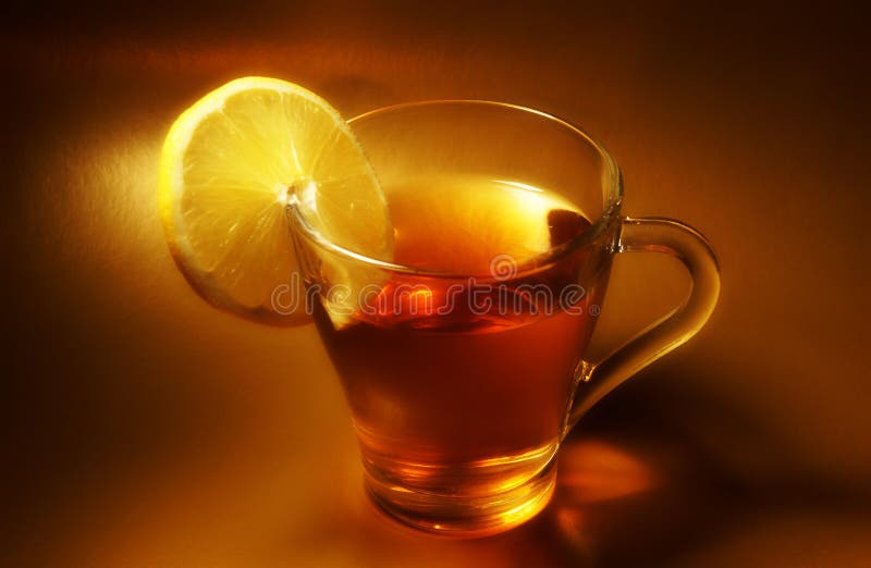 Trinkender Tee Mit Zitrone in Einem Glasbecherbraunhintergrund ...
