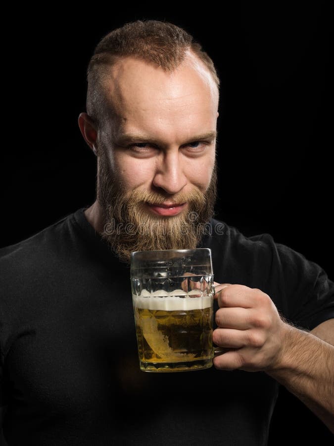 Trinkendes Bier des bärtigen Mannes von einem Bierkrug über schwarzem Hintergrund stockfotos Trinkendes Bier des bärtigen Mannes von einem Bierkrug über schwarzem Hintergrund stockfotos