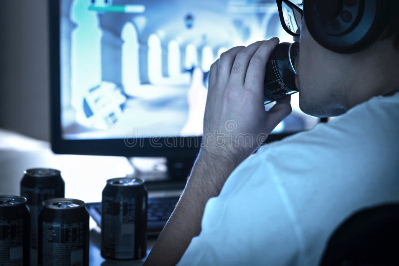 Trinkendes Soda des Kerls und spielen Videospiel oder aufpassender on-line-Livestrom Zu viel Energiegetränk Viele leeren Dosen Ko lizenzfreies stockbild Trinkendes Soda des Kerls und spielen Videospiel oder aufpassender on-line-Livestrom Zu viel Energiegetränk Viele leeren Dosen Ko lizenzfreies stockbild