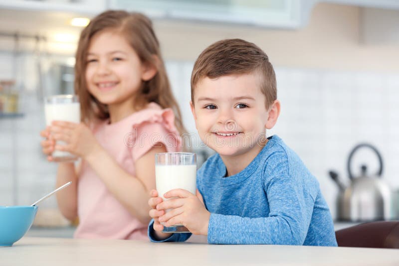 Trinkmilch der netten Kleinkinder lizenzfreies stockfoto Trinkmilch der netten Kleinkinder lizenzfreies stockfoto