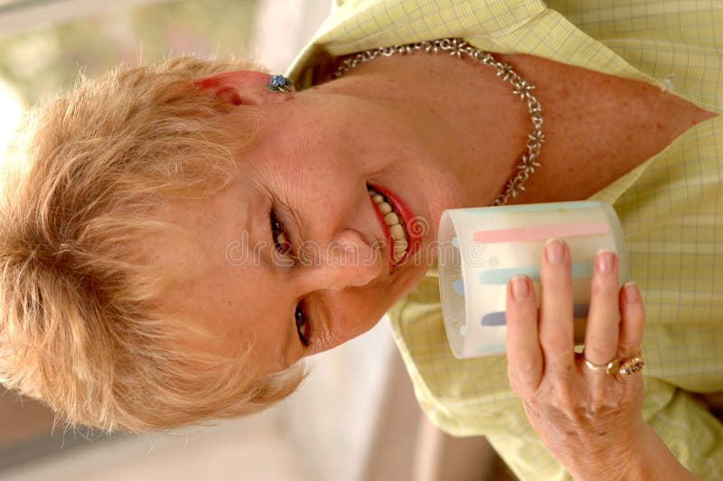 Trinkmilch der älteren Frau lizenzfreies stockfoto Trinkmilch der älteren Frau lizenzfreies stockfoto