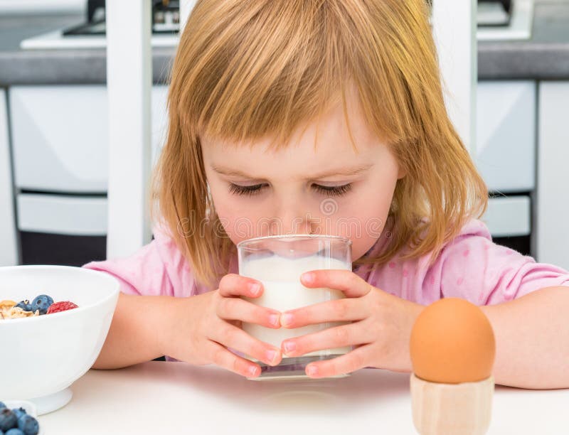 Trinkmilch des kleinen Kindes lizenzfreies stockfoto Trinkmilch des kleinen Kindes lizenzfreies stockfoto