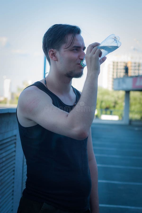 Trinkwasser des Mannes stockbild Trinkwasser des Mannes stockbild