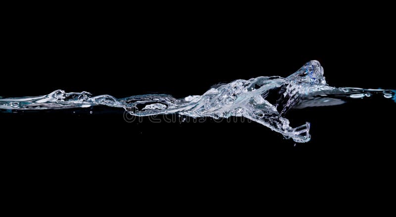 Trinkwasser mit dunklem backgeound. Injizieren des blauen Gewässer des Wasserspritzens isoliert auf weißem Hintergrund