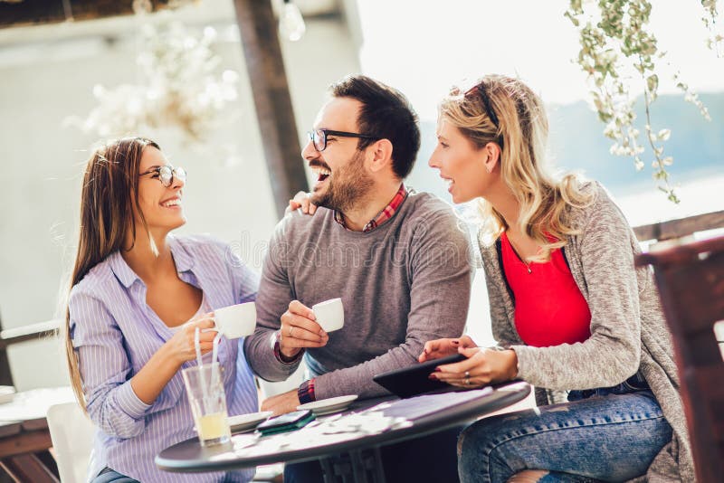 Triovrienden die pret hebben een koffie samen stock afbeelding Triovrienden die pret hebben een koffie samen stock afbeelding