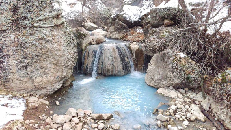 Trippelturkos Vattenfall i Fryst landskap arkivfoto Trippelturkos Vattenfall i Fryst landskap arkivfoto