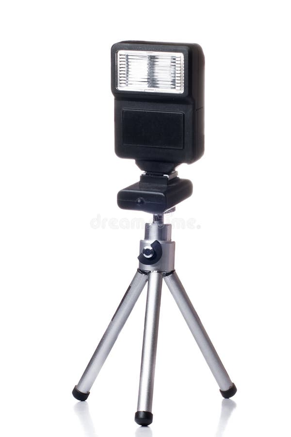 Tripé pequeno com um flash para a câmera isolada sobre imagens de stock Tripé pequeno com um flash para a câmera isolada sobre imagens de stock