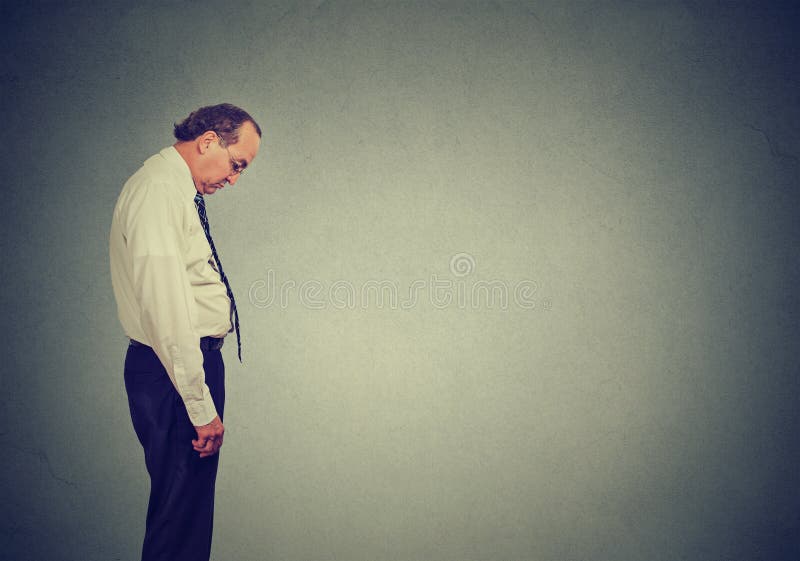 Trist om de afaceri singuratic care se uită în jos nu are nici o motivație energetică în viață deprimat stock photography
