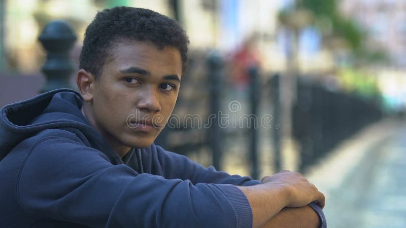 Triste adolescent noir s'évade de chez lui dans la rue de la ville, problèmes d'âge gênants