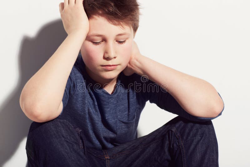 Triste adolescente y niño pensando en estudio o sentado en un fondo blanco con ansiedad por fracasar en la escuela. salud mental fotografía de archivo libre de regalías