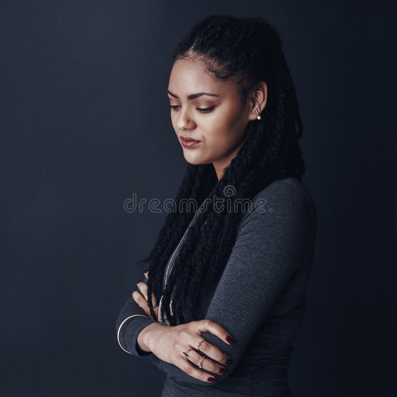 Triste cruzada de brazos y mujer africana en estudio con depresión molesta y emociones infelices. pensamiento y fotos de archivo