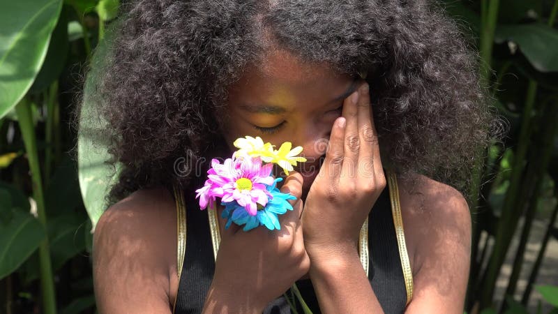 Triste e gridando ragazza africana teenager archivi video Triste e gridando ragazza africana teenager archivi video