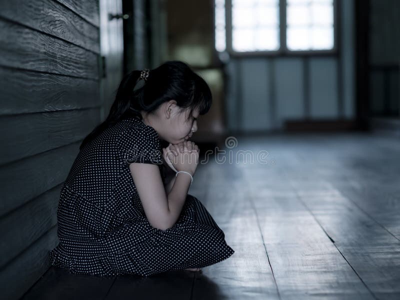 O Perfil De Uma Menina Triste Está Sentando-se No Canto Da Sala Imagem de  Stock - Imagem de sozinho, negligência: 50778771