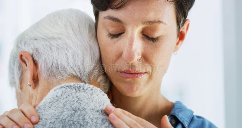 Triste empatia e donna che abbraccia la madre anziana in casa di riposo per il dolore per il sostegno o la perdita. Piangere amore fotografie stock