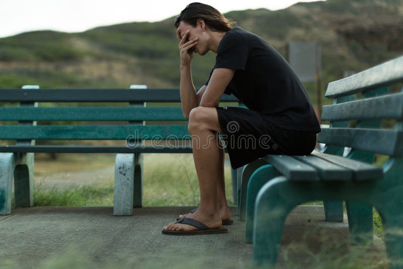 Hombre triste en el banco imagen de archivo. Imagen de efecto - 46957043