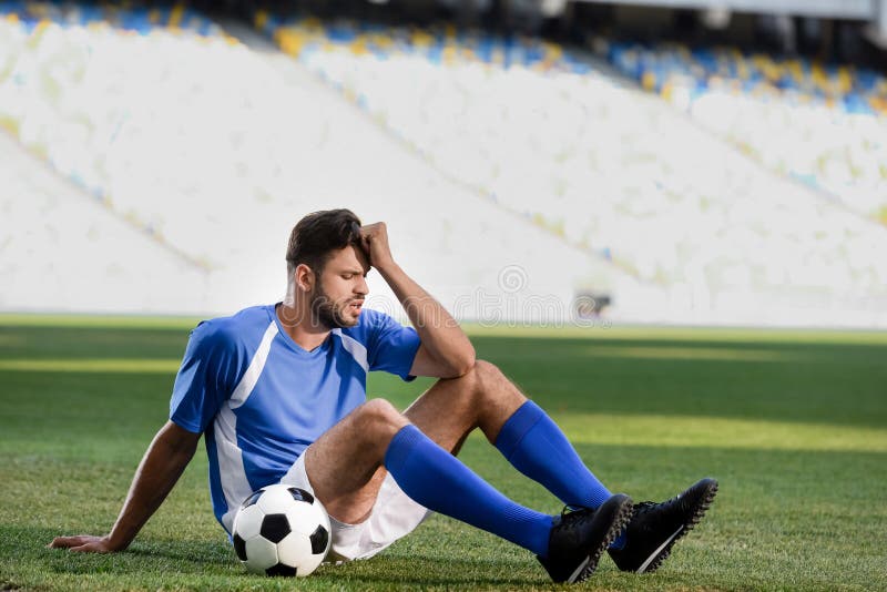 Fotos de Pessoas jogando futebol, Imagens de Pessoas jogando futebol sem  royalties