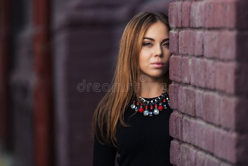 espejo Mitones Negligencia médica Triste Joven Mujer De Moda En Vestido Negro Apoyado En La Pared De Ladrillo  Imagen de archivo - Imagen de pelo, elegancia: 213702771