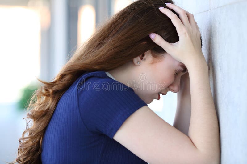 Silhueta do perfil facial de uma mulher triste desconhecida, fêmea em  depressão curvou a cabeça fotos, imagens de © fantom_rd #168699028