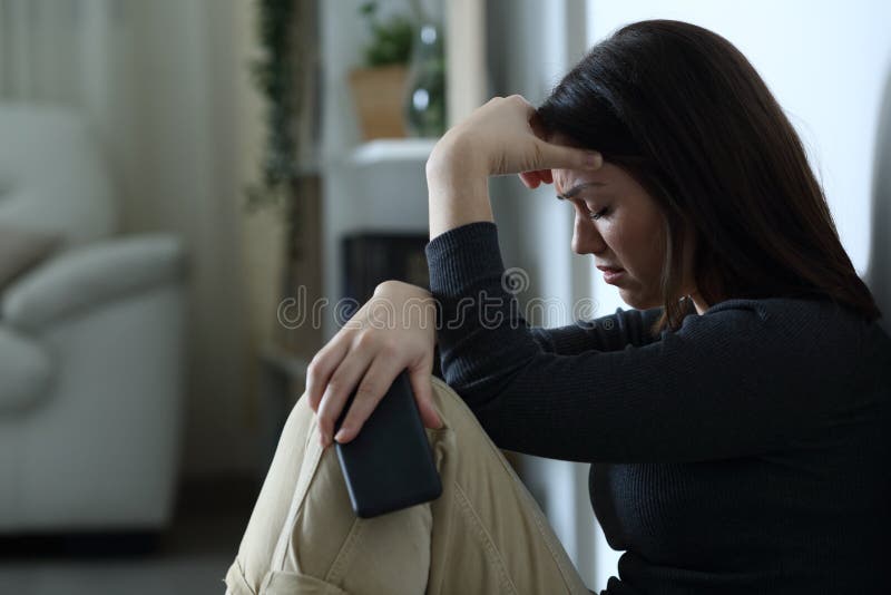 148 Fotos de Stock de Mulher Triste Chorando De Perfil - Fotos de