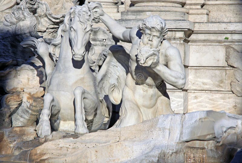 Triton och bevingad häst av Trevi-springbrunnen, Rome, Italien fotografering för bildbyråer Triton och bevingad häst av Trevi-springbrunnen, Rome, Italien fotografering för bildbyråer