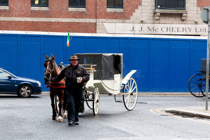 Triumfvagnar på det Guinness magasinet, bryggerierfarenheten som berättar sagan av berömt öl för Irland ` s på porten för St Jame royaltyfria bilder