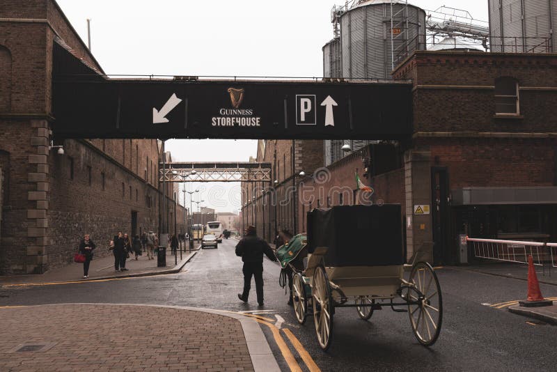 Triumfvagnar på det Guinness magasinet, bryggerierfarenheten som berättar sagan av berömt öl för Irland ` s på porten för St Jame fotografering för bildbyråer