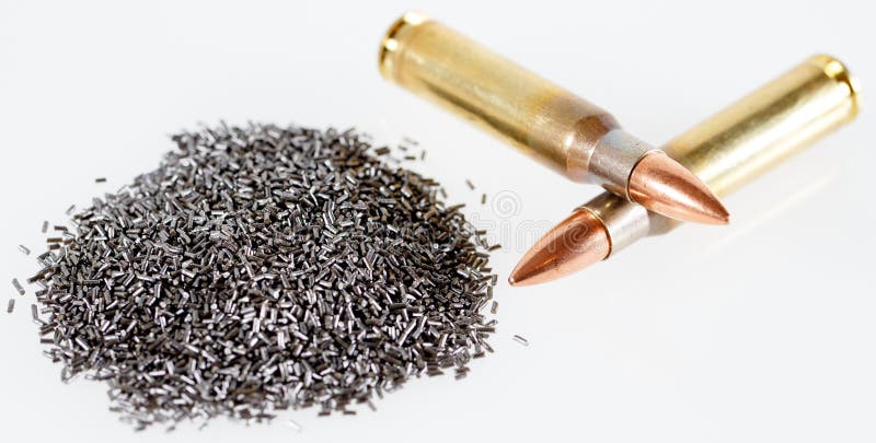 Triunfo del calibre 308 de los cartuchos de la pólvora y de la caza en un fondo blanco fotografía de archivo libre de regalías Triunfo del calibre 308 de los cartuchos de la pólvora y de la caza en un fondo blanco fotografía de archivo libre de regalías