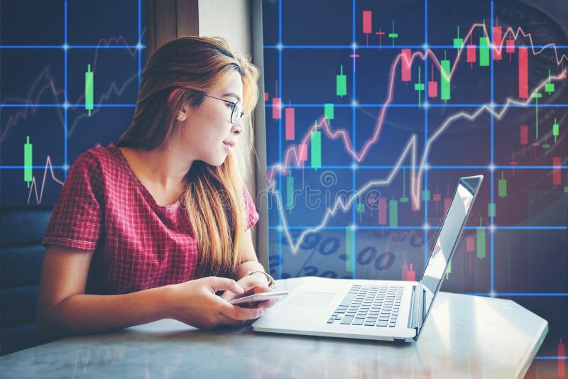 Troca de assento e de trabalho da mulher de negócios asiática do portátil de ação do mercado de valores imagens de stock Troca de assento e de trabalho da mulher de negócios asiática do portátil de ação do mercado de valores imagens de stock