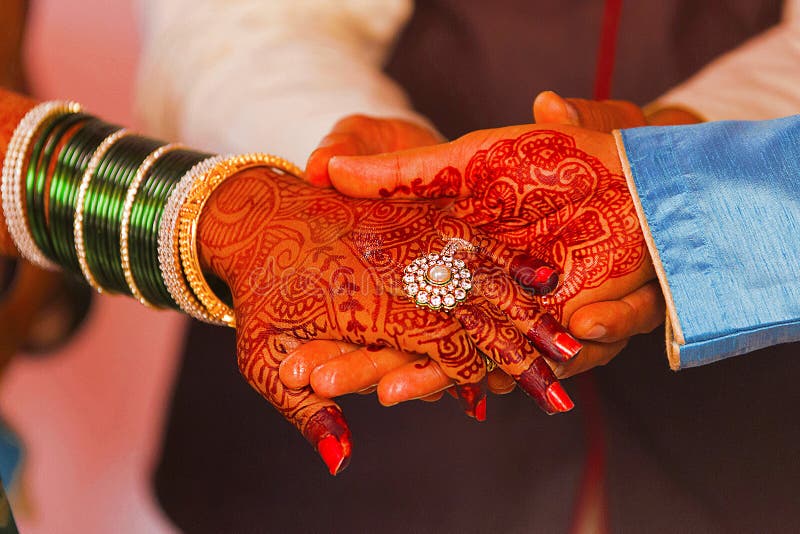 Troca do anel de noivado, um ritual que ocorra antes do casamento hindu fotografia de stock royalty free Troca do anel de noivado, um ritual que ocorra antes do casamento hindu fotografia de stock royalty free