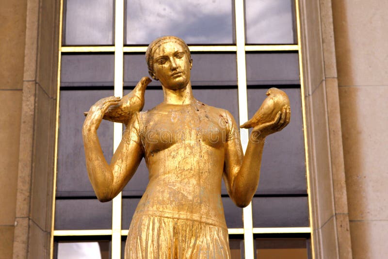 Trocadero - Złocista kobiety statua - Paryż