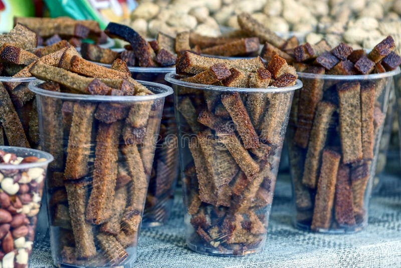 Trockene Zwiebacke Browns in den Plastikgläsern auf einer Tabelle lizenzfreie stockfotografie Trockene Zwiebacke Browns in den Plastikgläsern auf einer Tabelle lizenzfreie stockfotografie