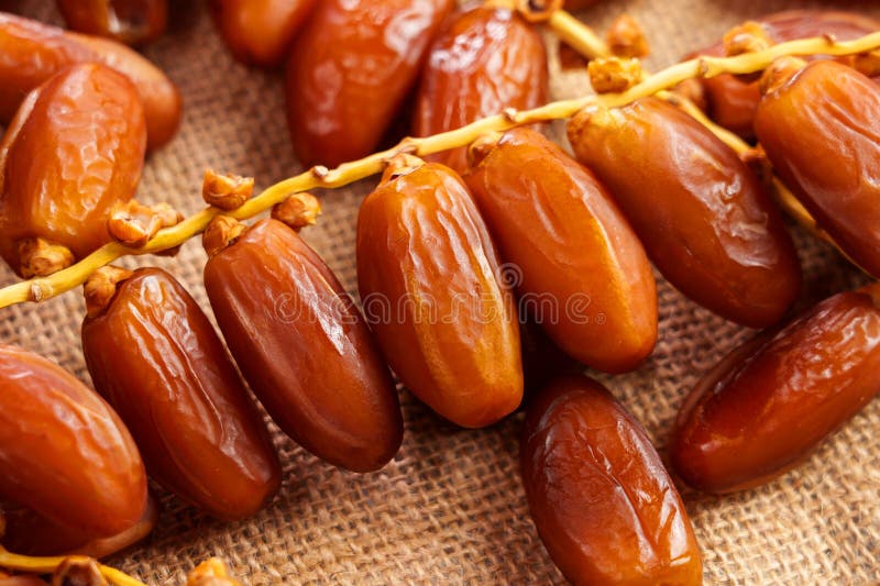 Trockenfrüchte mit trockenen Ästen auf einem groben Sacktuch. Süßspeise stockfoto