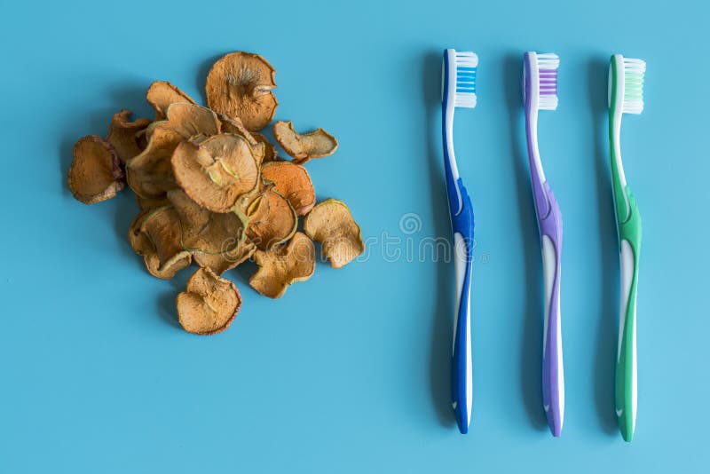 Trockenfr?chte sind eine Alternative zur Zahnb?rste Mundhygiene Zahnsorgfalt Ginkgo biloba Badfelder auf dem Bambustellersegment stockbild Trockenfr?chte sind eine Alternative zur Zahnb?rste Mundhygiene Zahnsorgfalt Ginkgo biloba Badfelder auf dem Bambustellersegment stockbild
